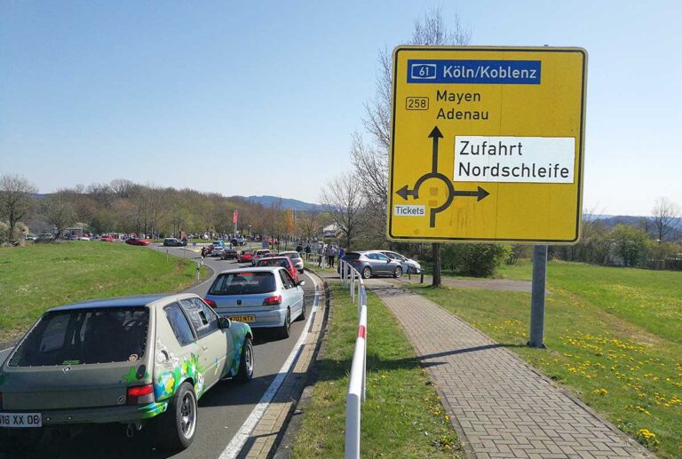 Zufahrt Nordschleife - a queue to get in the Nurburgring