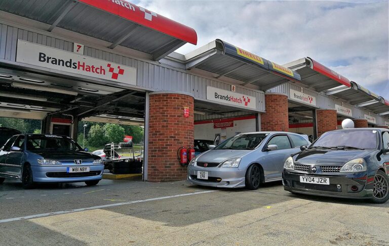 306 gti6, ep3 civic and clio 172 on a Brand Hatch track day
