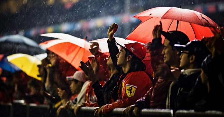 Singapore F1 fans in the rain
